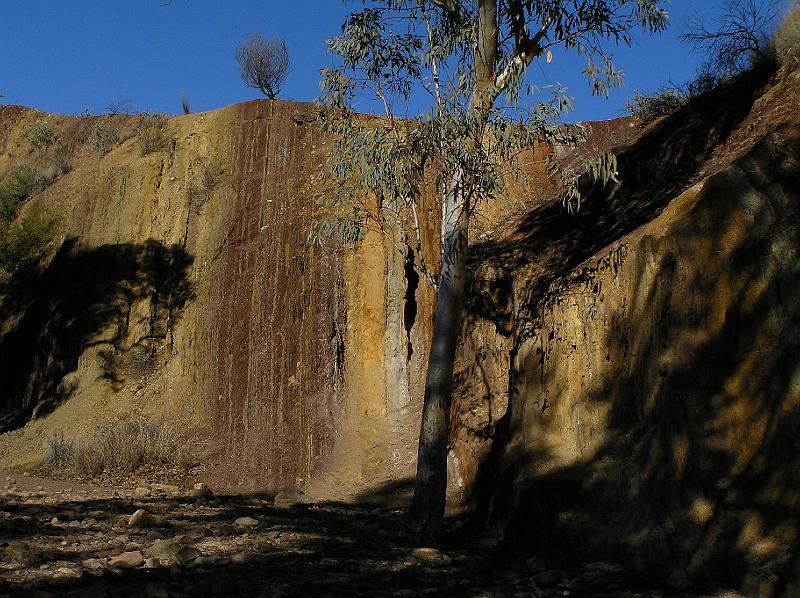 Ochre Pits Mc Donell Range.jpg - Die Ochre Pits sind eine heilige Stätte der Ureinwohner